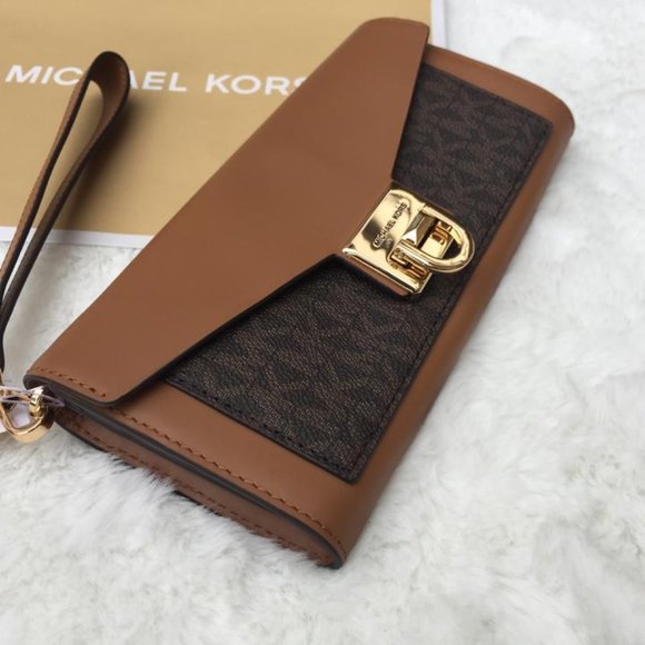 Michael Kors Large Carryall Wallet - Picture 2 of 5